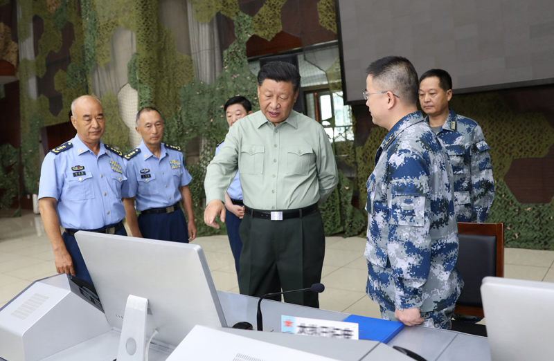 8月22日,中共中央总书记、国家主席、中央军委主席习近平到空军某基地视察。这是习近平察看基地作战指挥中心,了解战备值班和训练情况。
